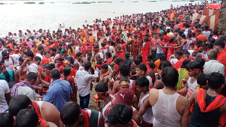 श्रावणी मेला 2022 : तीसरी सोमवारी के लिए डाकबमों का उमड़ा सैलाब, 70 हजार कांवरियों ने भरा जल