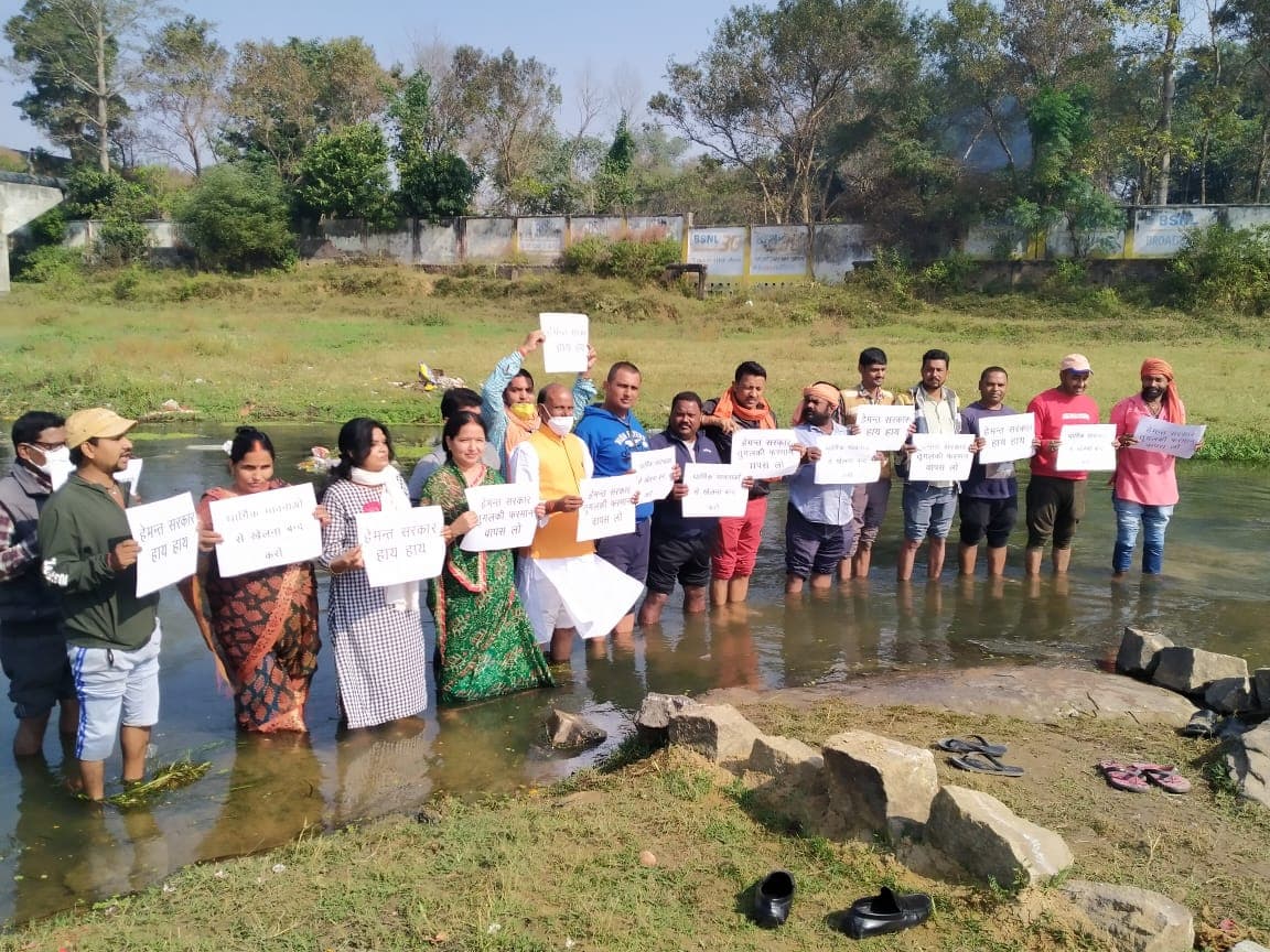 Chhath Puja 2020 : नदी में खड़े होकर भाजपा विधायक ने किया छठ गाइडलाइंस का विरोध, केंद्रीय मंत्री अर्जुन मुंडा बोले-तुगलकी फरमान पर पुनर्विचार करे हेमंत सरकार