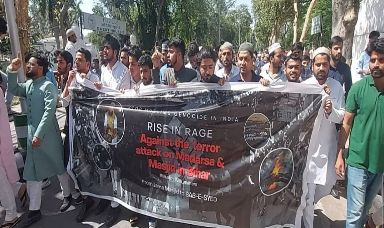 उमस भरी गर्मी में बिजली-पानी को तरस रहा धनबाद, सड़क जामकर ग्रामीणों ने की जलापूर्ति की मांग