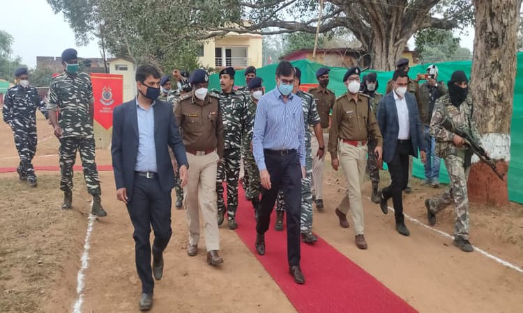 नक्सल प्रभावित भंडरिया पहुंचे राष्ट्रीय आंतरिक सुरक्षा सलाहकार, घंटों पुलिस अधिकारियों संग की बैठक