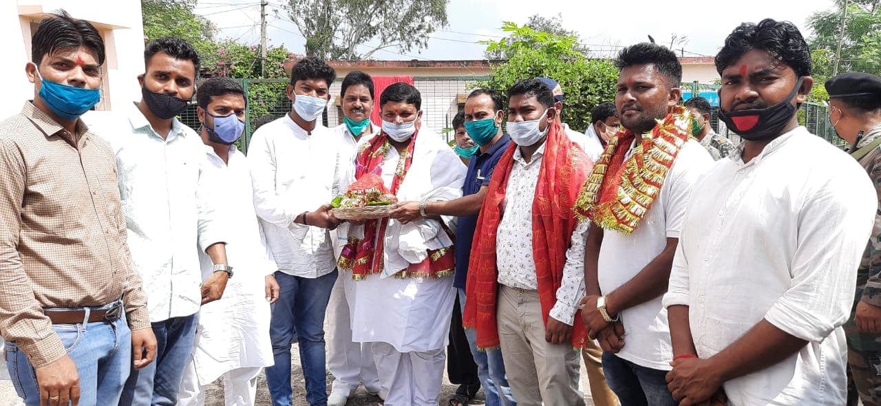 शिक्षा मंत्री के बेहतर स्वास्थ्य के लिए कृषि मंत्री बादल पत्रलेख ने की मां से आराधना