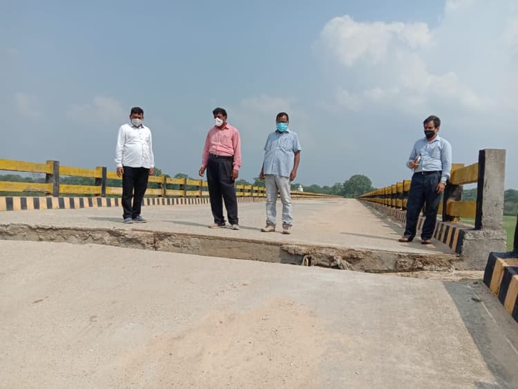 सीएम हेमंत सोरेन के आदेश पर इंजीनियर व सीआईडी के अधिकारी ढहे पुल की जांच करने पहुंचे बुंडू, 14 करोड़ की लागत से कांची नदी पर बने पुल पर क्या बोले अधिकारी