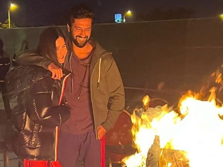 विक्की कौशल और कैटरीना कैफ ने शादी के बाद मनाई पहली लोहड़ी, एक-दूसरे के प्यार में डूबे दिखे कपल, PHOTOS