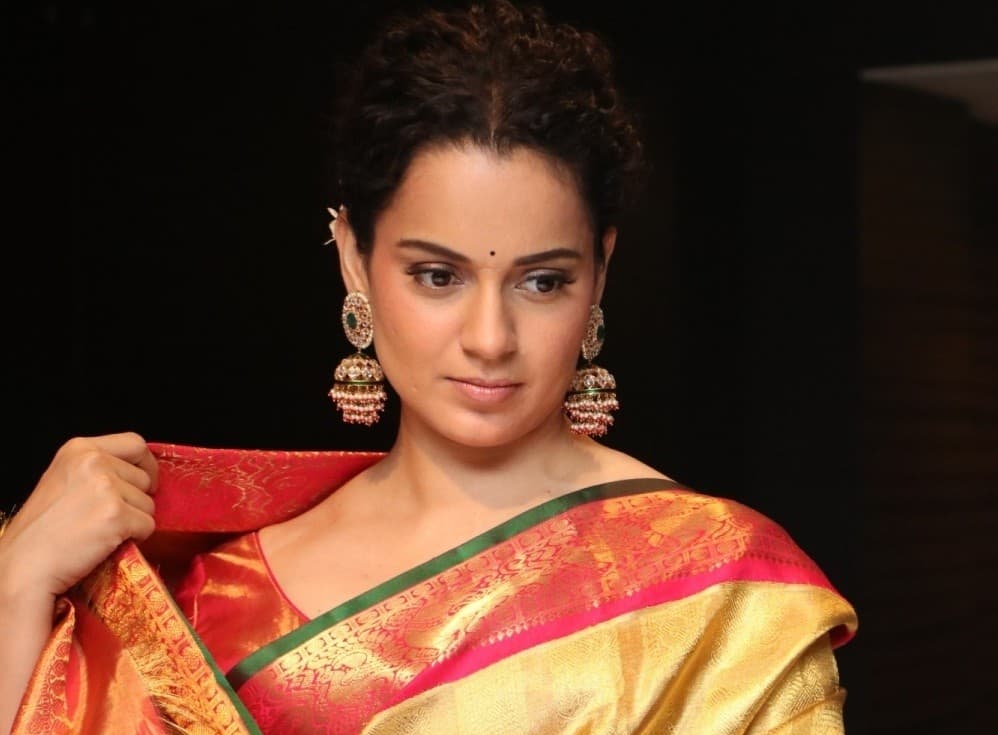 Kangana Ranaut को कहानी चोरी के आरोप में मिला लीगल नोटिस, 72 घंटे में मांगा जवाब Kangana Ranaut को कहानी चोरी के आरोप में मिला लीगल नोटिस, 72 घंटे में मांगा जवाब