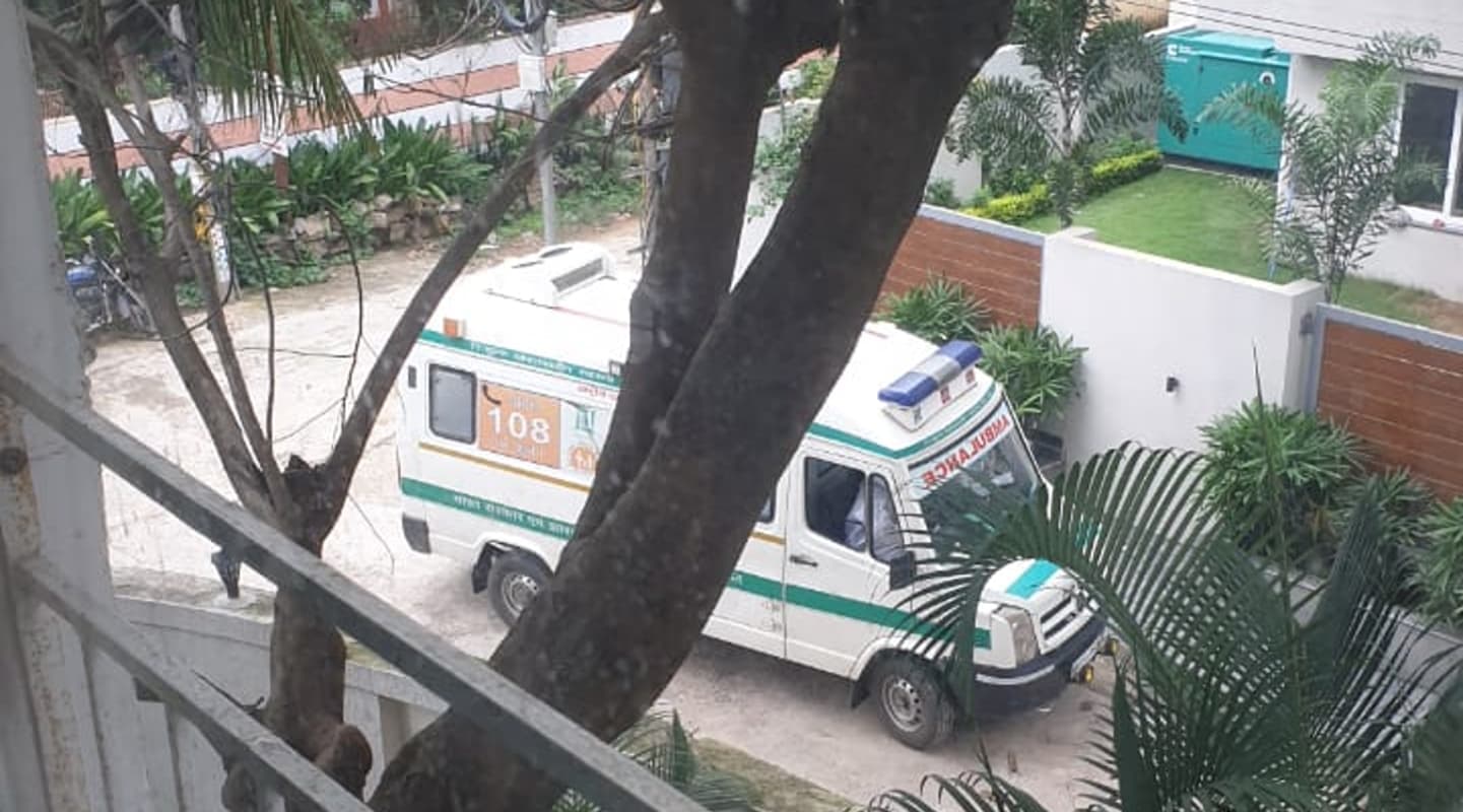 कोरोना मरीज की मौत के बाद सदर अस्पताल से डॉक्टर, अस्पतालकर्मी व परिजन शव छोड़कर हुए फरार