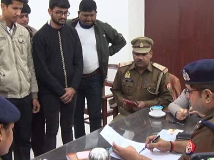 Kanpur News: दारोगा ने दिखाया वर्दी का रौब, बाइक छू जाने पर युवकों को दी ये सजा...लाइन हाजिर