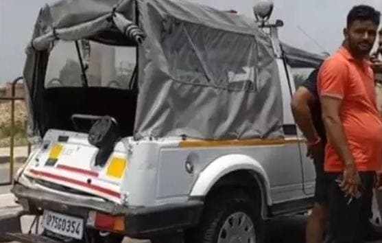 UP News: बाल-बाल बचे शिवपाल यादव, काफिले में बस ने मारी टक्कर, कई पुलिसकर्मी हुए घायल