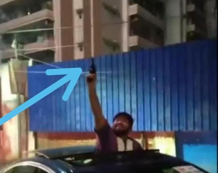 विदेश से घर वापसी की खुशी में बेटे ने की हर्ष फायरिंग, वीडियो हुआ वायरल तो पुलिस पड़ी पीछे