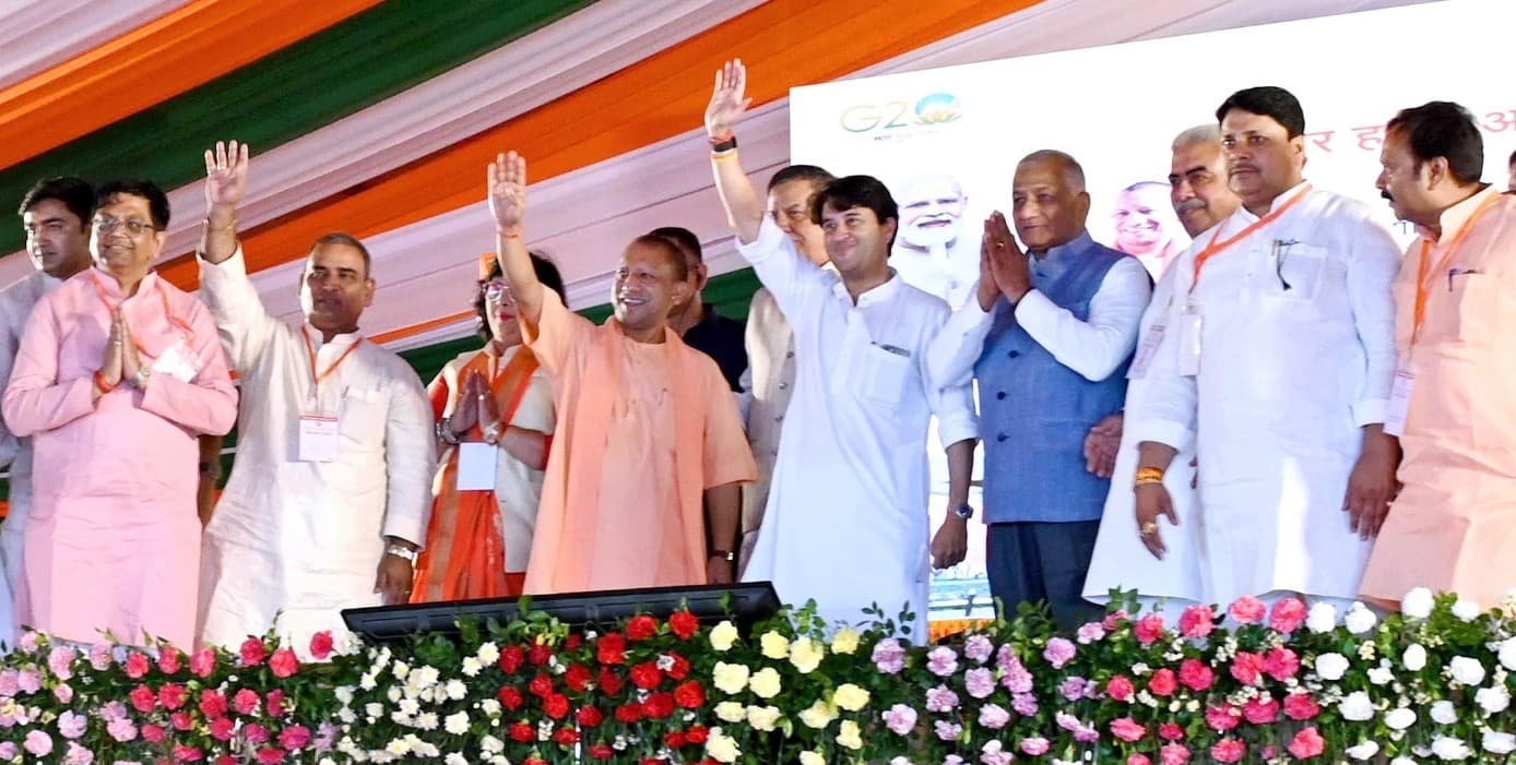 कानपुर के नये एयरपोर्ट का उद्घाटन, फाइटर जेट भी उतर सकेंगे, सीएम योगी और ज्योतिरादित्य सिंधिया ने काटा फीता