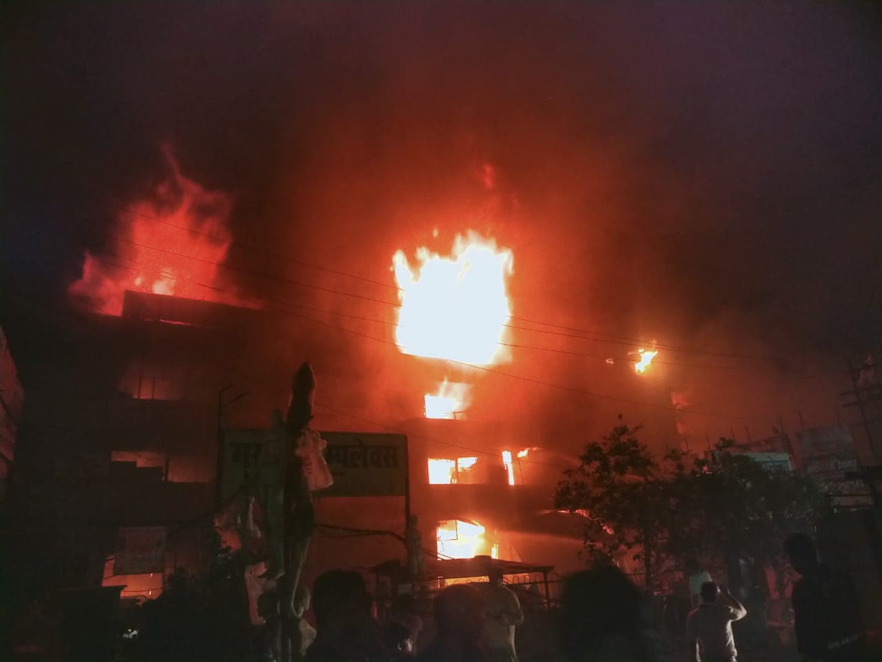 कानपुर कपड़ा बाजार अग्निकांड में खाक हुए कारोबारियों के सपने, हर तरफ तबाही का मंजर, दो हजार करोड़ का नुकसान