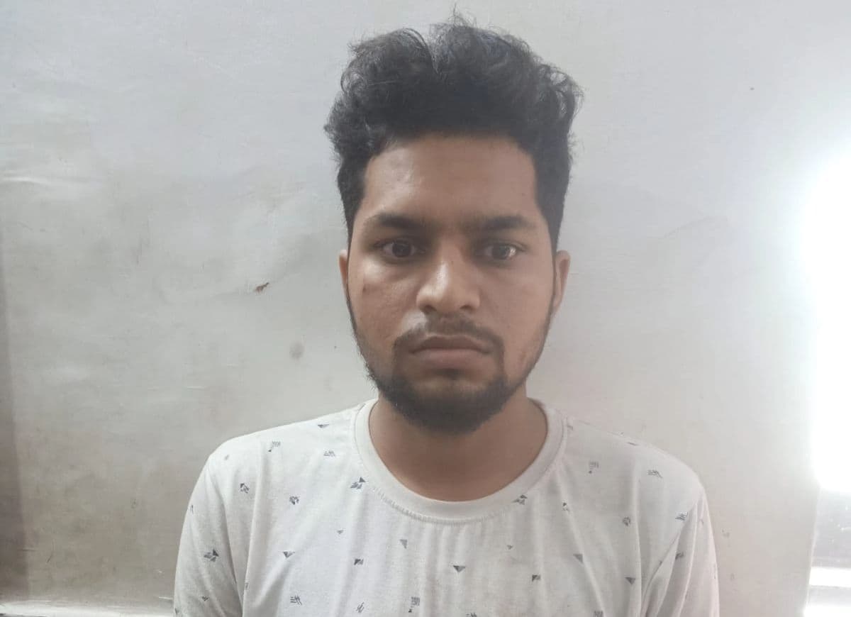 SSC Exam में दूसरे के बदले परीक्षा दे रहे ‘सॉल्वर गैंग’ के सदस्य पर कानपुर पुलिस का शिकंजा, पूछताछ जारी SSC Exam में दूसरे के बदले परीक्षा दे रहे ‘सॉल्वर गैंग’ के सदस्य पर कानपुर पुलिस का शिकंजा, पूछताछ जारी