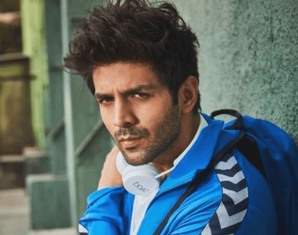 जब कार्तिक आर्यन ने फीमेल फैन को किया था KISS, और फिर... सोशल मीडिया पर वायरल हो रहा VIDEO