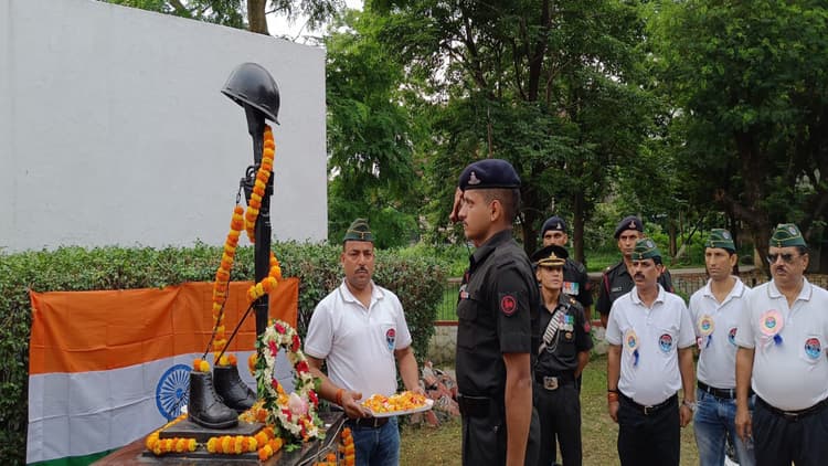 Kargil Vijay Diwas: पाक सैनिकों को खदेड़ कर टाइगर हिल पर फहराया था तिरंगा, शहीदों को दी गयी श्रद्धांजलि