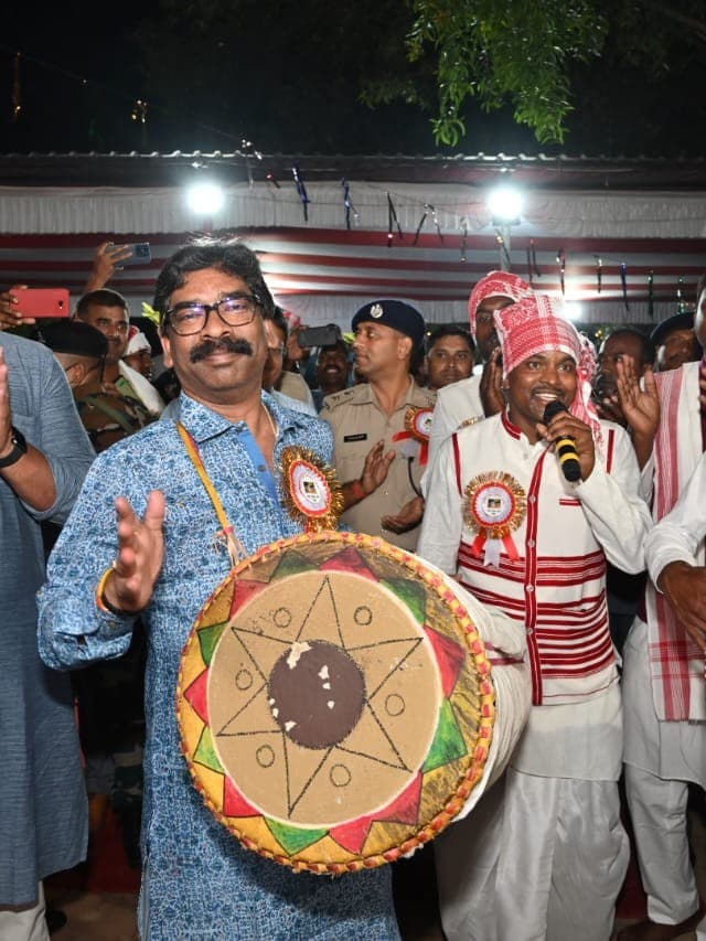 Karma Puja 2022: विश्वास मत जीतने के बाद हेमंत सोरेन ने मनाया करमा पूजा, बजाया मांदर