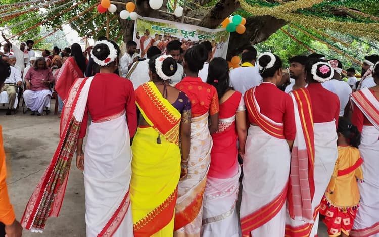 Karam Puja: भादो में होती है करमा पूजा, झींगा और कांसी के फूल से जुड़ा है बेटियों का भावनात्मक संबंध