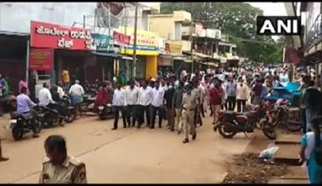 कर्नाटक में येदियुरप्पा के इस्तीफ के बाद उनके समर्थकों में नाराजगी, दुकानों को बंद कर जताया विरोध कर्नाटक में येदियुरप्पा के इस्तीफ के बाद उनके समर्थकों में नाराजगी, दुकानों को बंद कर जताया विरोध