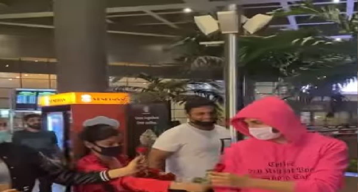 Kartik Aaryan को एयरपोर्ट पर रोकर फीमेल फैन ने दिया गुलाब, सोशल मीडिया पर वीडियो वायरल