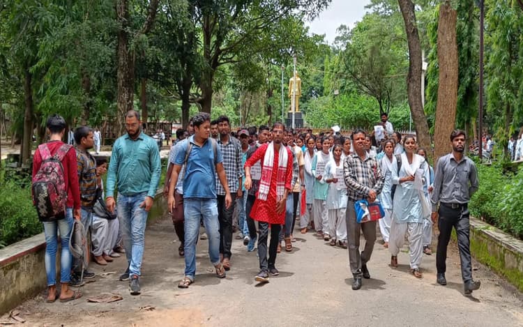 झारखंड : इंटर की पढ़ाई शुरू नहीं होने से गुमला के केओ कॉलेज में छात्रों का हंगामा, प्रशासक से नोंक-झोंक