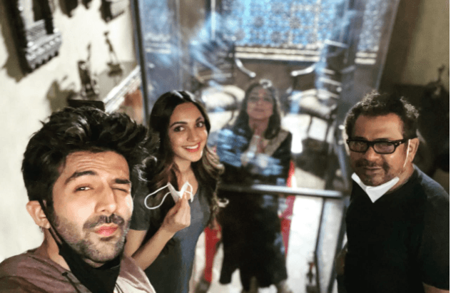 कार्तिक आर्यन ने 'भूल भुलैया 2' के सेट से शेयर की तसवीर, देखिए तब्बू को ऐसे मिली जेड प्लस बबल सिक्योरिटी