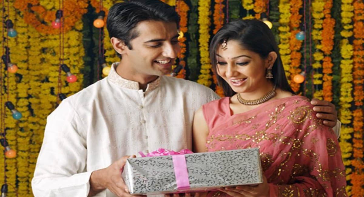 करवा चौथ पर अपनी पत्नी को स्पेशल गिफ्ट देकर करें खुश, ये हैं 8 बेस्ट Gift Ideas