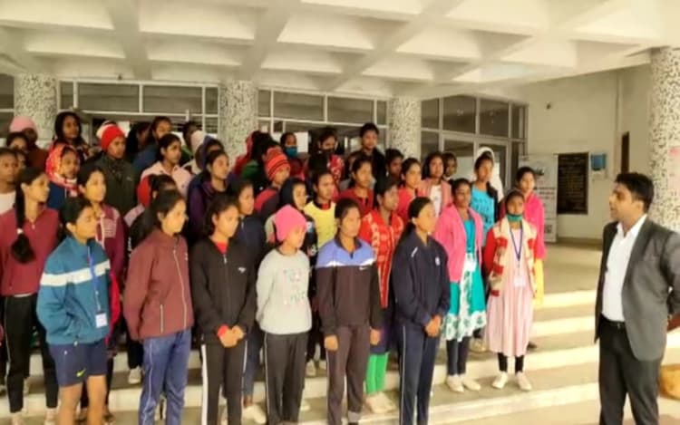 Jharkhand News: कस्तूरबा स्कूल खूंटपानी की छात्राएं पहुंची डीसी ऑफिस, वार्डन पर प्रताड़ना का लगाए आरोप