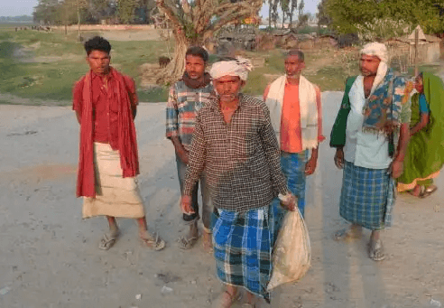 Bihar News: 13 साल के बेटे की लाश थैले में लेकर 3 KM पैदल चला पिता, वायरल खबर के बाद दारोगा सहित दो पर गिरी गाज Bihar News: 13 साल के बेटे की लाश थैले में लेकर 3 KM पैदल चला पिता, वायरल खबर के बाद दारोगा सहित दो पर गिरी गाज