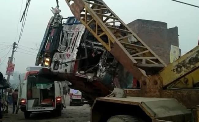यूपी के कौशांबी में भीषण सड़क हादसा, बालू लदे ट्रक के कार पर पलटने से ड्राइवर सहित 7 लोगों की मौत
