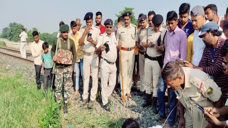 बिहार: बेतिया में हेडमास्टर की हत्या कर शव फंदे से लटकाया, ताला लगे जंजीर से बंधे युवक का भी शव बरामद