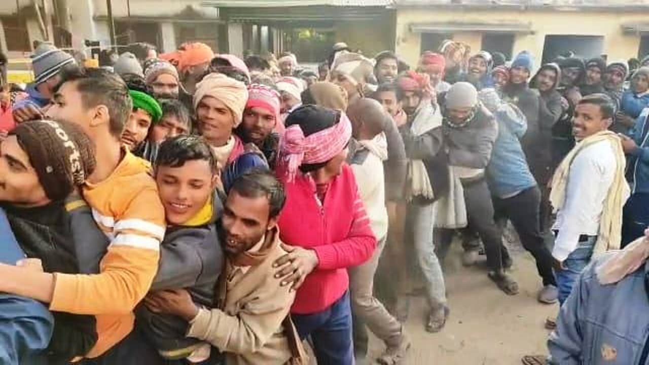 बक्सर में यूरिया आवंटन की खबर मिलते ही केंद्र पर आधी रात पहुंचे किसान, भीषण ठंड में महिलाओं की संख्या रही अधिक