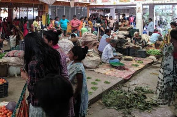 खादगढ़ा सब्जी बाजार में सोशल डिस्टेंसिंग की उड़ती है धज्जियां