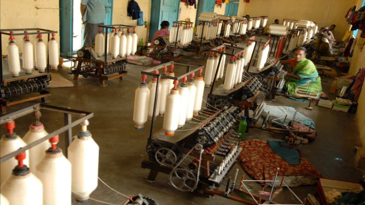 खादी के श्रमिकों और बुनकरों के लिए खुशखबरी, वेतन में 33 फीसदी की हुई बढ़ोतरी