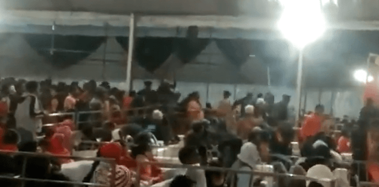 Khesari Lal Yadav News: खेसारी लाल यादव के कार्यक्रम में बवाल, पुलिस का लाठीचार्ज, गायक मंच से कहते रहे- प्लीज मत मारो, देखें Video