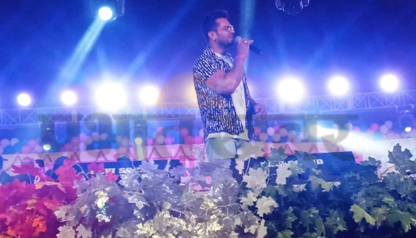 Jharkhand: पलामू में खेसारीलाल यादव के कार्यक्रम में हुई पत्थरबाजी, महिला डांसर का सिर फटा, पुलिसवाले भी घायल