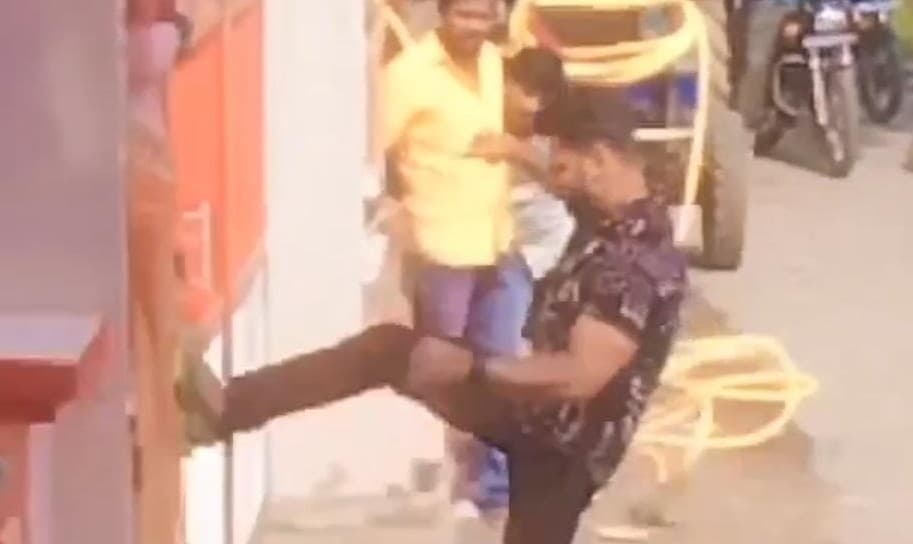 भोजपुरी स्टार खेसारी लाल यादव पर FIR की मांग, पैर की ठोकर से मोटेश्वरनाथ मंदिर का दरवाजा खोलने का आरोप भोजपुरी स्टार खेसारी लाल यादव पर FIR की मांग, पैर की ठोकर से मोटेश्वरनाथ मंदिर का दरवाजा खोलने का आरोप