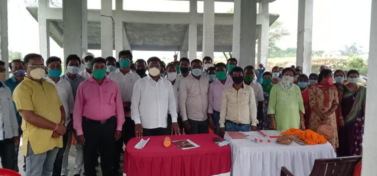 विधायक दशरथ गागराई की मौजूदगी में झामुमो में शामिल हुए कई दलों के कार्यकर्ता