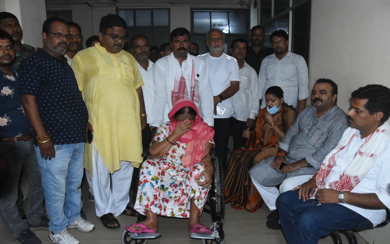 धनबाद SNMMCH में भर्ती संजीव सिंह को 48 घंटे से नहीं हो रहा यूरिन डिस्चार्ज, पत्नी ने की ये मांग