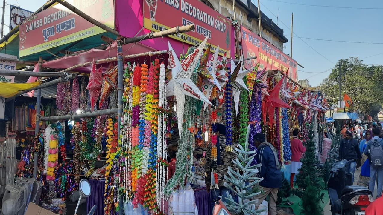 Christmas 2021: क्रिसमस को लेकर सजीं दुकानें, क्रिसमस ट्री से लेकर सांता क्लॉज तक की
क्या है कीमत