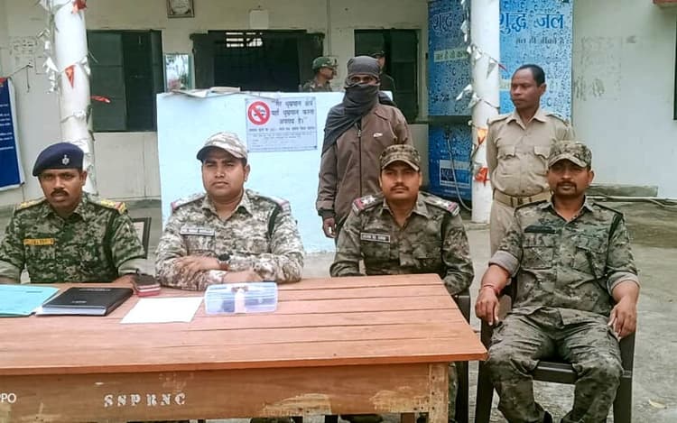 खूंटी : अड़की के कोरवा जंगल से भाकपा माओवादी का सदस्य मुकेश ओड़ेया हथियार के साथ गिरफ्तार