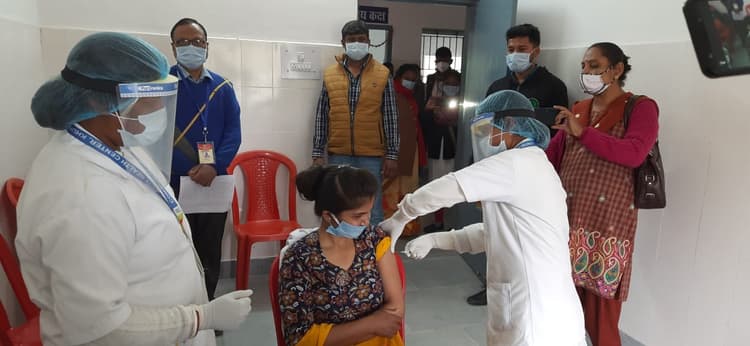 Corona Vaccine in Bihar : कोविड टीकाकरण में अव्वल रहा बेगूसराय, 70.45 प्रतिशत के साथ समस्तीपुर दूसरे स्थान पर