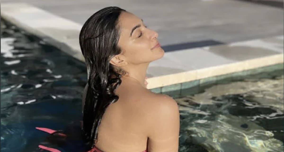 Kiara Advani बिकिनी पहने दिखी बेहद हॉट, एक्ट्रेस ने दिखाई मालदीव वेकेशन की झलक, VIDEO VIRAL
