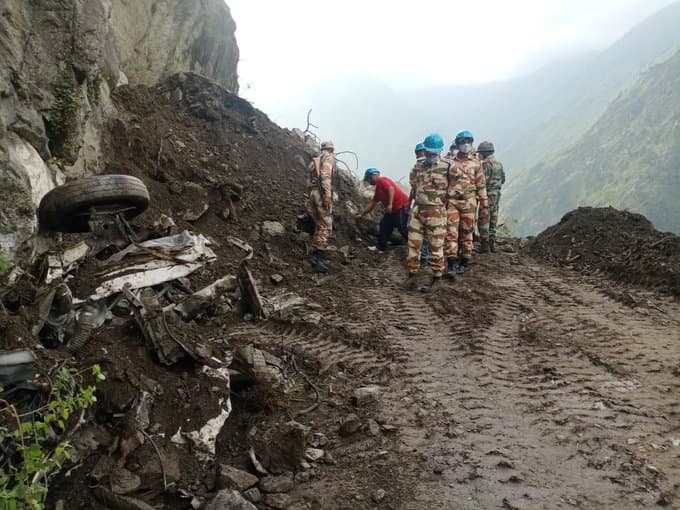 दिल दहला देने वाली है किन्नौर हादसे की तस्वीरें, चट्टान और मलबे से पिचक गई बस, 13 लोगों की मौत, अभी भी कई फंसे
