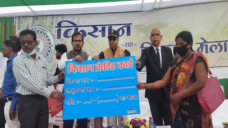 किसान क्रेडिट कार्ड के सभी आवेदनों को 20 अगस्त तक स्वीकृति दें, गुमला डीसी का निर्देश
