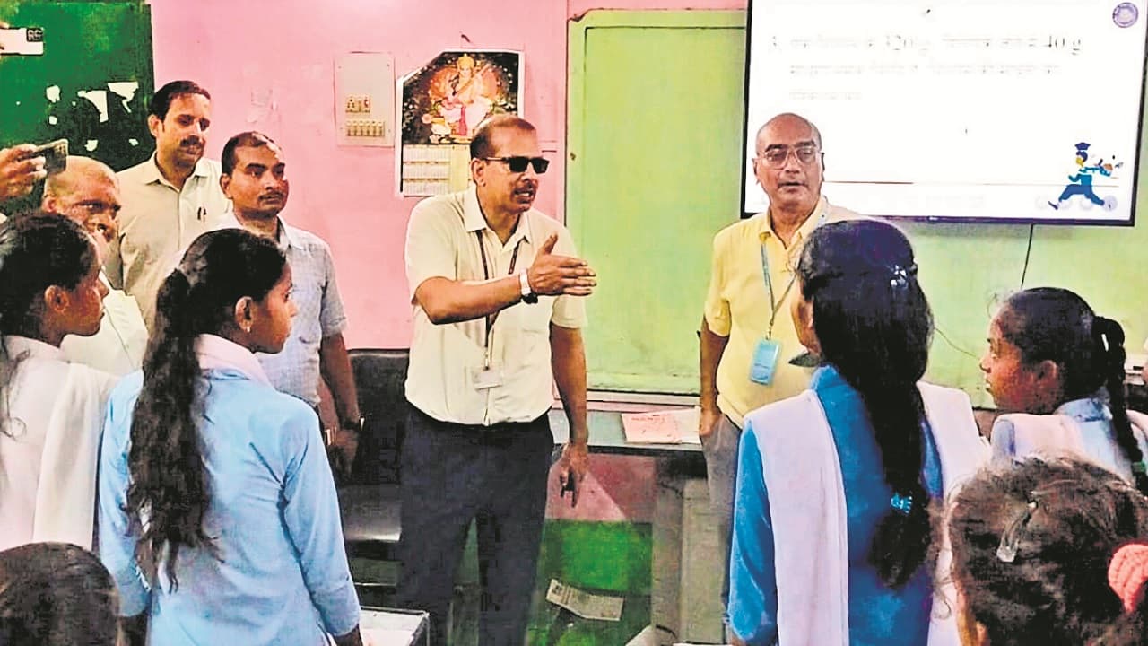 बिहार: भागलपुर में 15000 विद्यार्थियों का सरकारी स्कूल से नाम कटा, के के पाठक से हेडमास्टरों की बढ़ी टेंशन