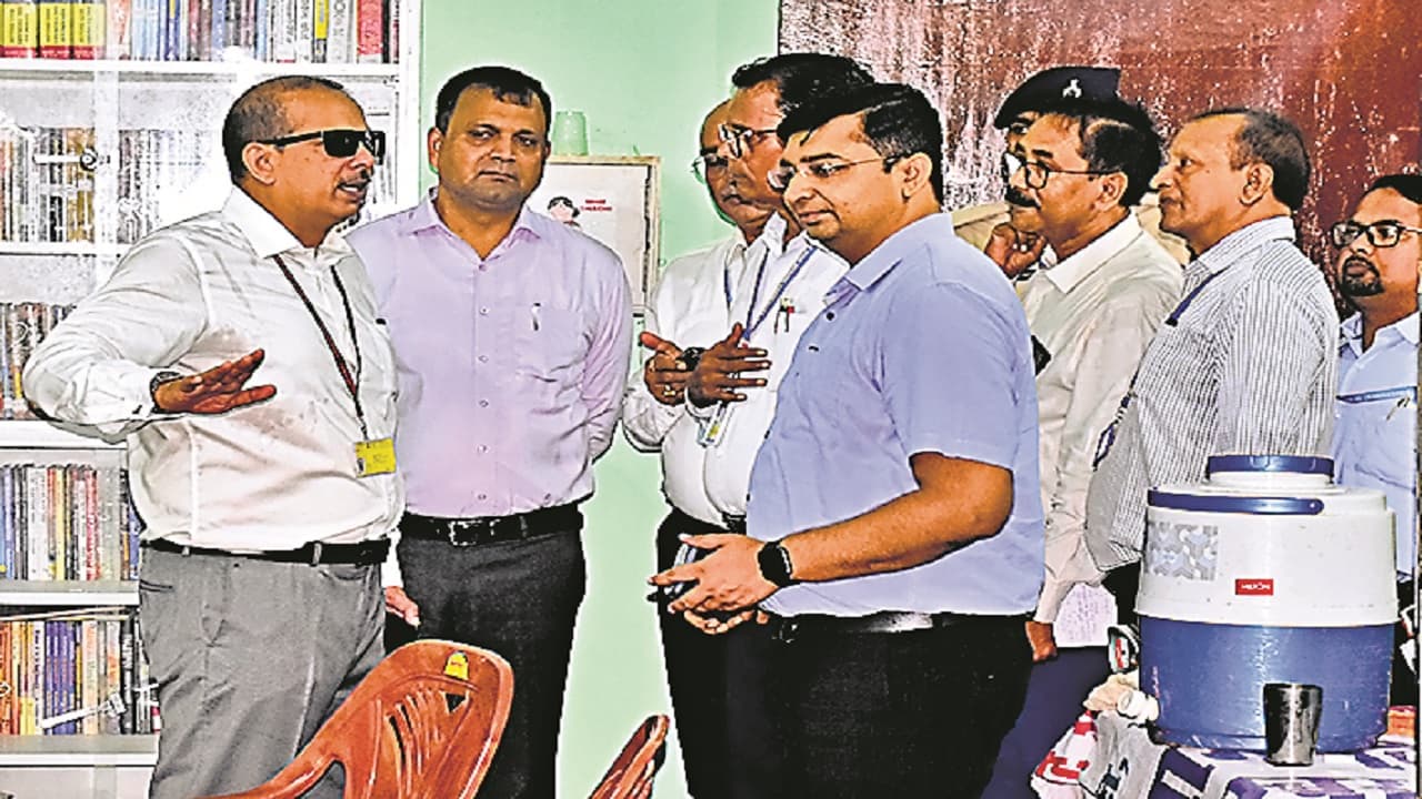 PHOTOS: के के पाठक का ये अंदाज देखिए, राष्ट्रगान सुनकर हो गए सावधान, प्रधानाध्यापिका की कुर्सी पर नहीं बैठे