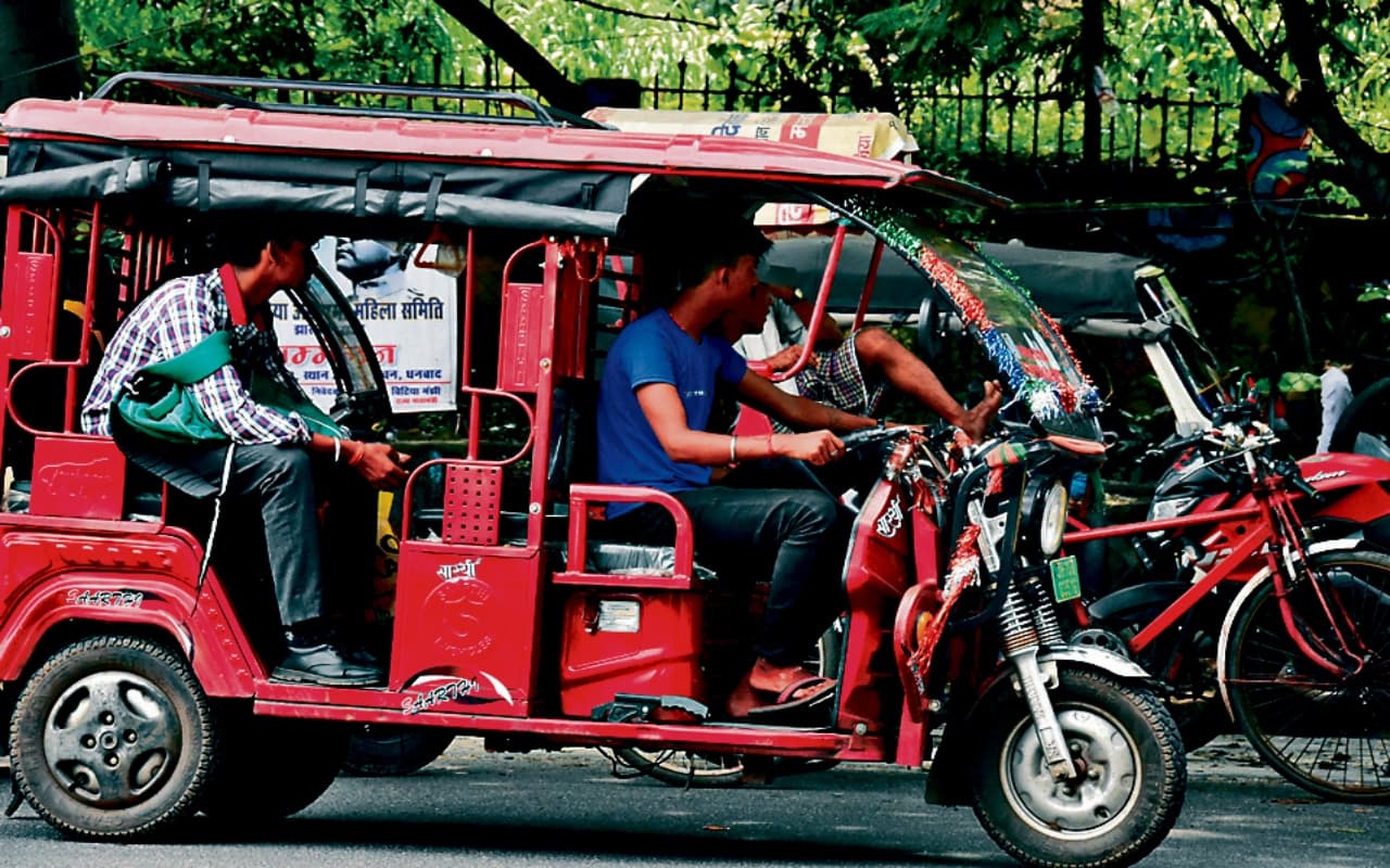 नाबालिग टोटो चालकों के आतंक से हलकान है धनबाद शहर की ट्रैफिक व्यवस्था, इन जगहों पर बना रखा है अवैध स्टैंड