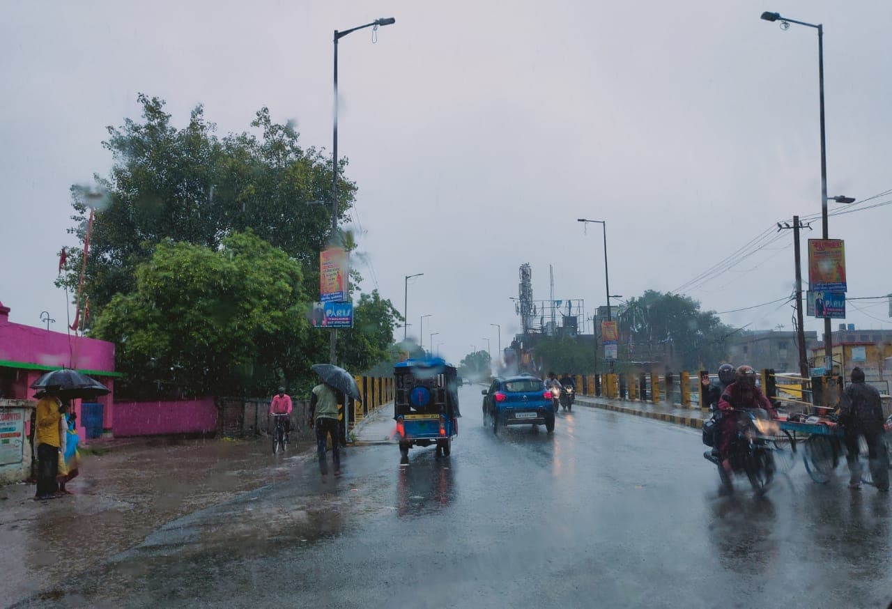 Jharkhand Weather Forecast : झारखंड में मेघ गर्जन के साथ आज इन जिलों में हो सकती है भारी बारिश, वज्रपात की भी है आशंका, मौसम विभाग ने जारी किया Orange Alert