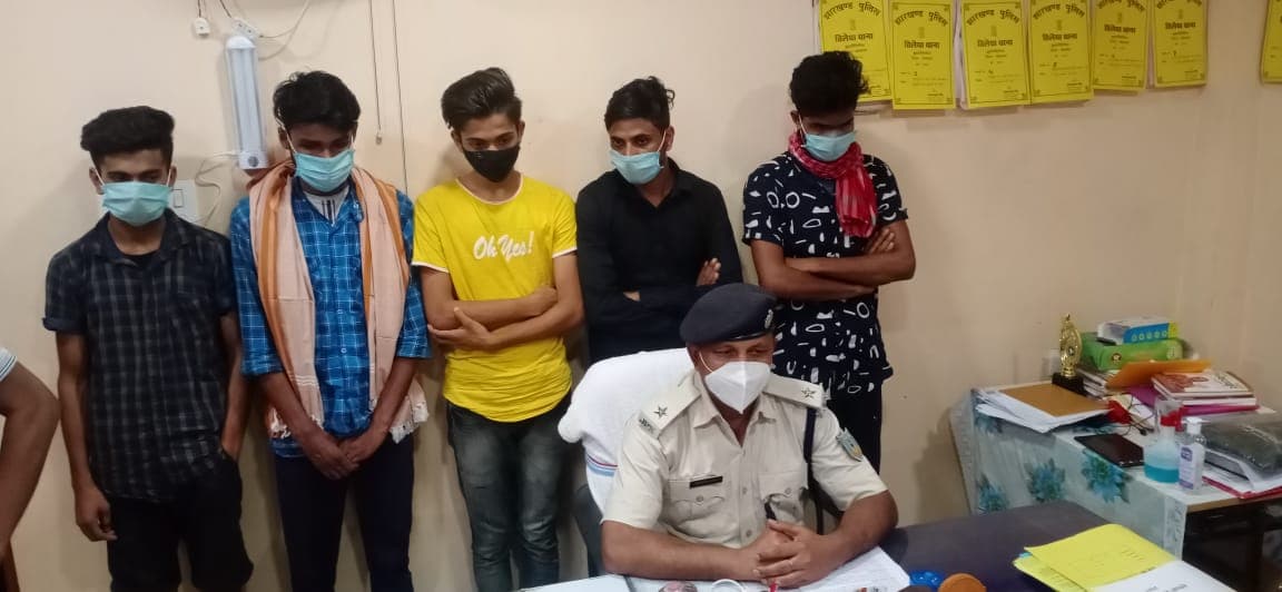 Cyber Crime In Jharkhand : विदेशी लड़कियों के नाम पर Facebook ID बनाकर करते थे ठगी, बिहार के पांच युवक कोडरमा से गिरफ्तार