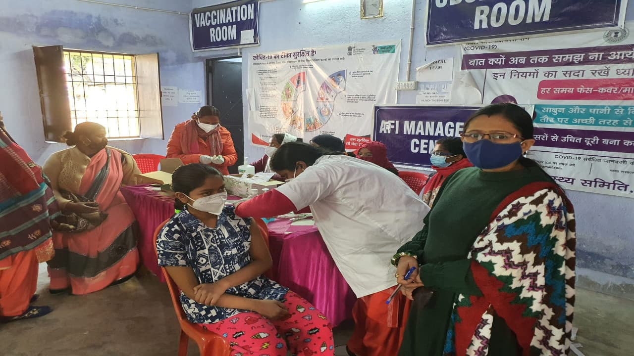 Corona Vaccination news: कोडरमा में 15 प्लस वैक्सीनेशन की हुई शुरुआत, टीका लेकर टीनएजर्स के खिले चेहरे