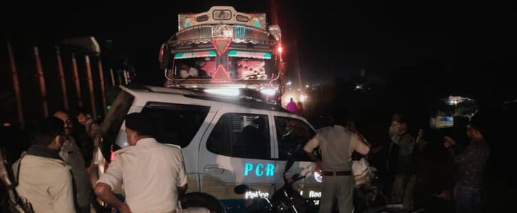 Jharkhand News : ट्रक-पीसीआर वैन में जोरदार टक्कर, एएसआई समेत चार पुलिसकर्मी घायल