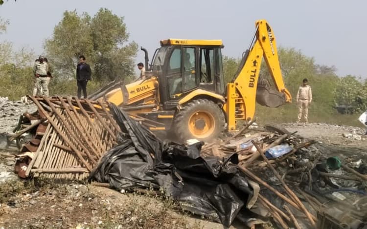 विरोध के बीच कोडरमा के लोकाई इंदरवा में ब्लू स्टोन के अवैध खनन पर चला प्रशासन का बुलडोजर